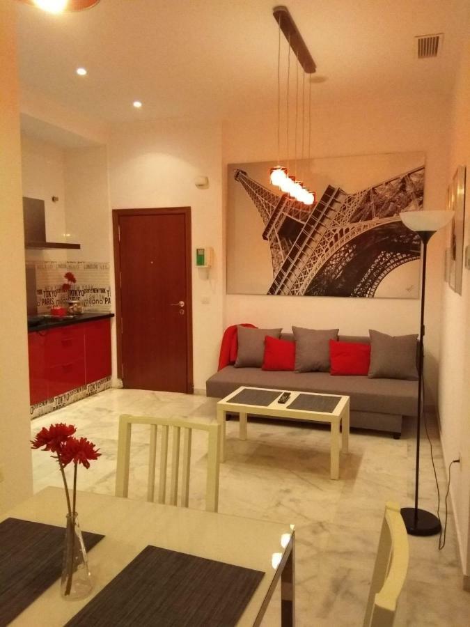 Apartamentos Rg Triana, Calle Castilla Con Patio Seville Exterior photo