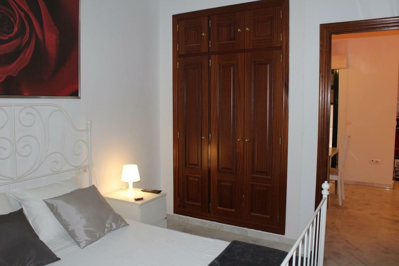 Apartamentos Rg Triana, Calle Castilla Con Patio Seville Exterior photo